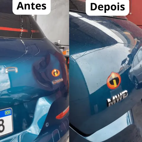 Antes e depois: amassado na tampa traseira de carro azul removido com martelinho de ouro